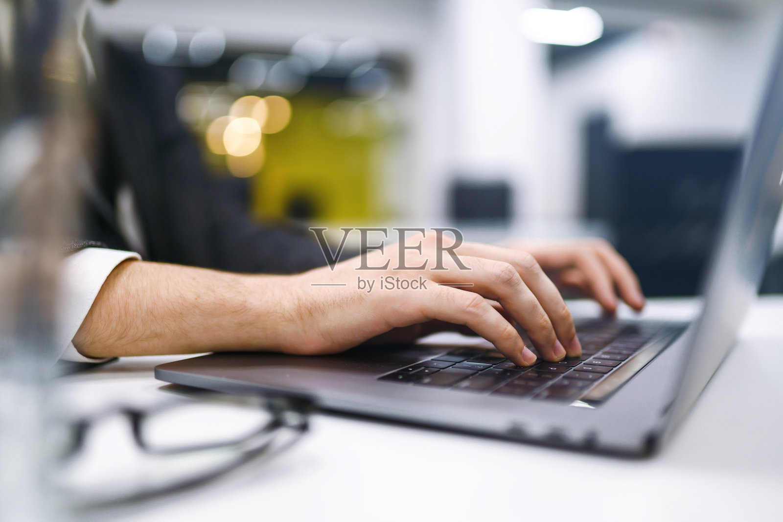 男性的手放在键盘上。照片摄影图片