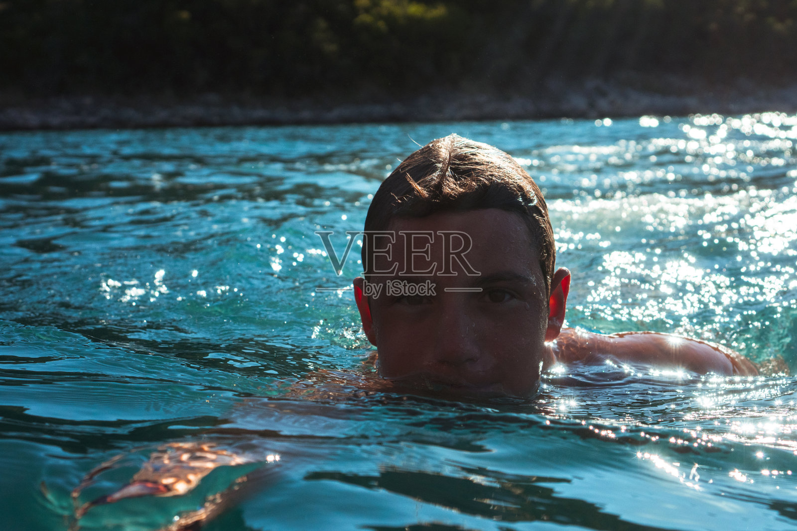少年游泳照片摄影图片