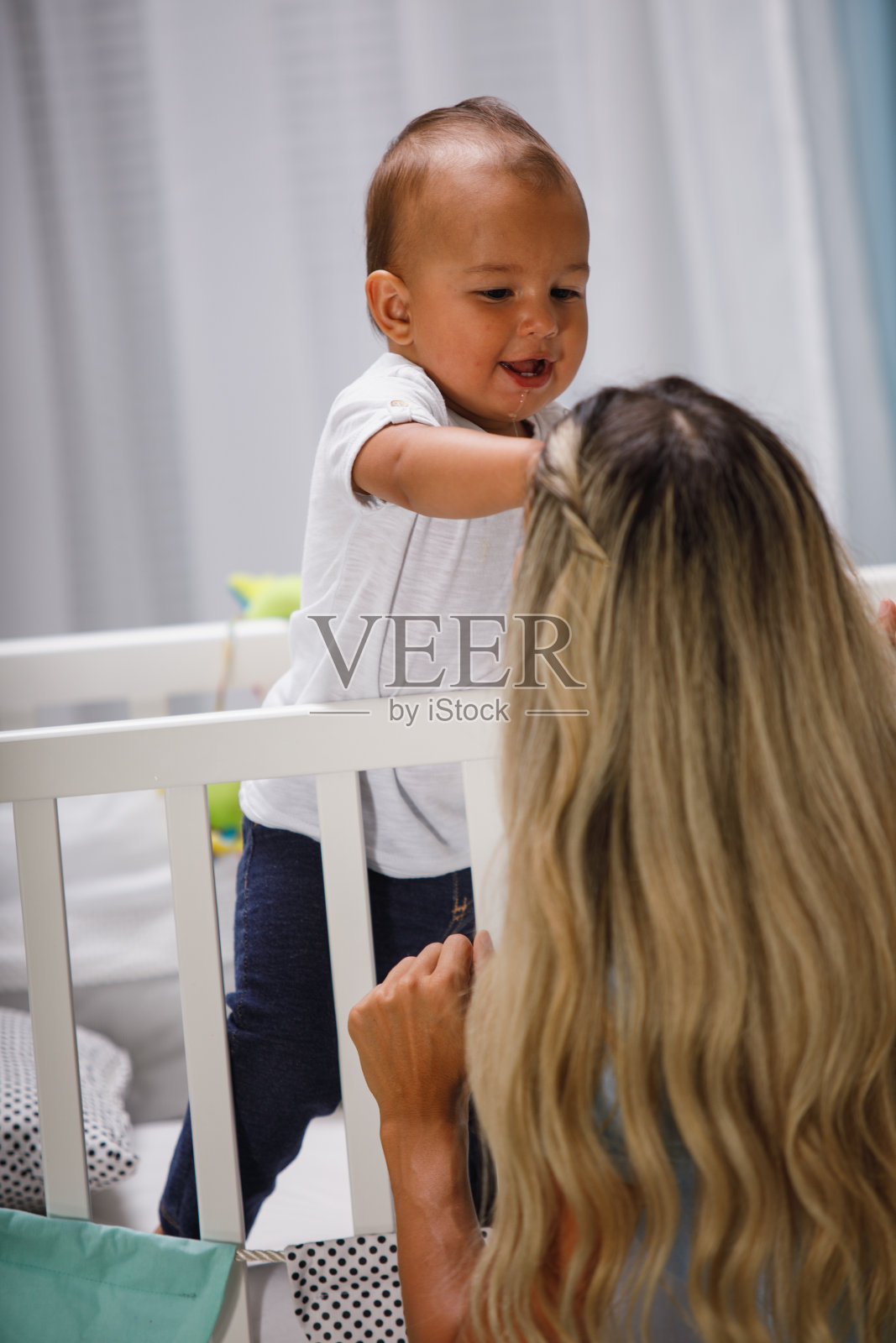 母亲和儿子之间的亲密时刻照片摄影图片