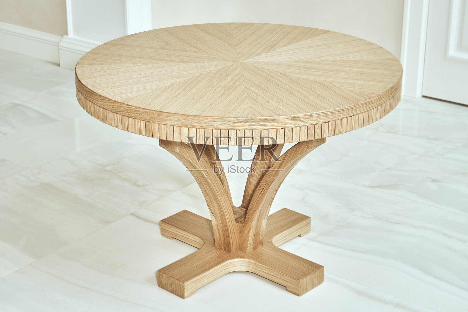 新公寓里的现代木制咖啡桌照片摄影图片