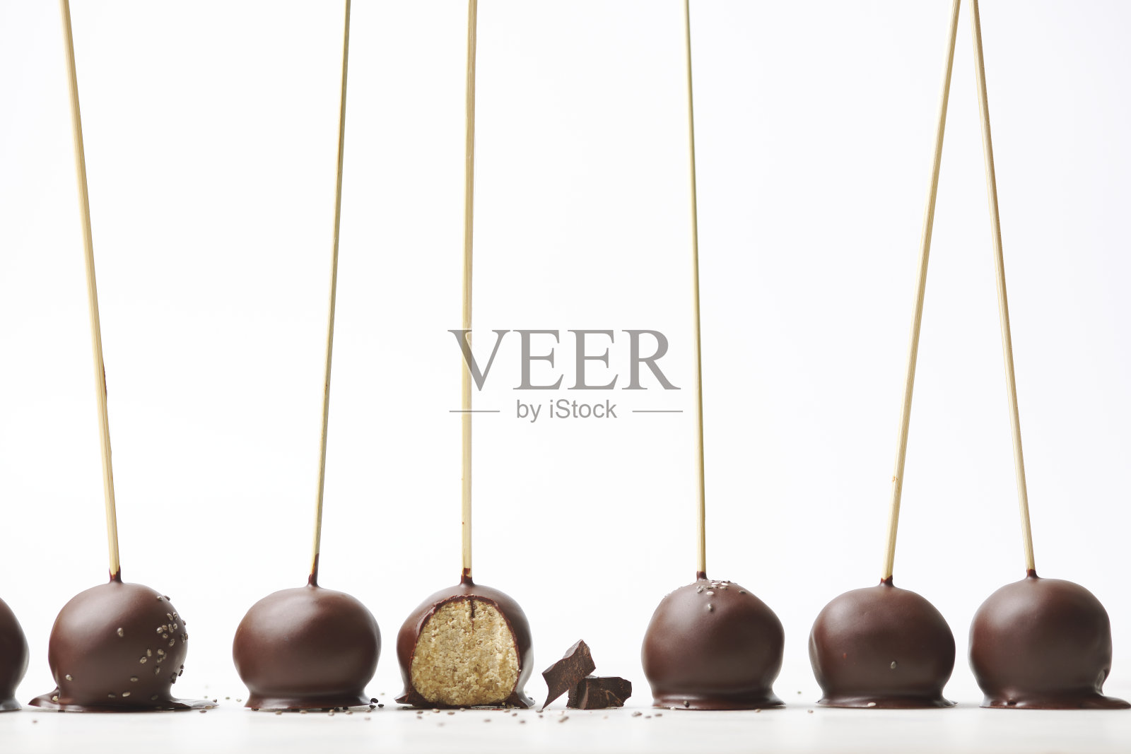 美味的奇亚籽巧克力球。健康美味的甜点。照片摄影图片