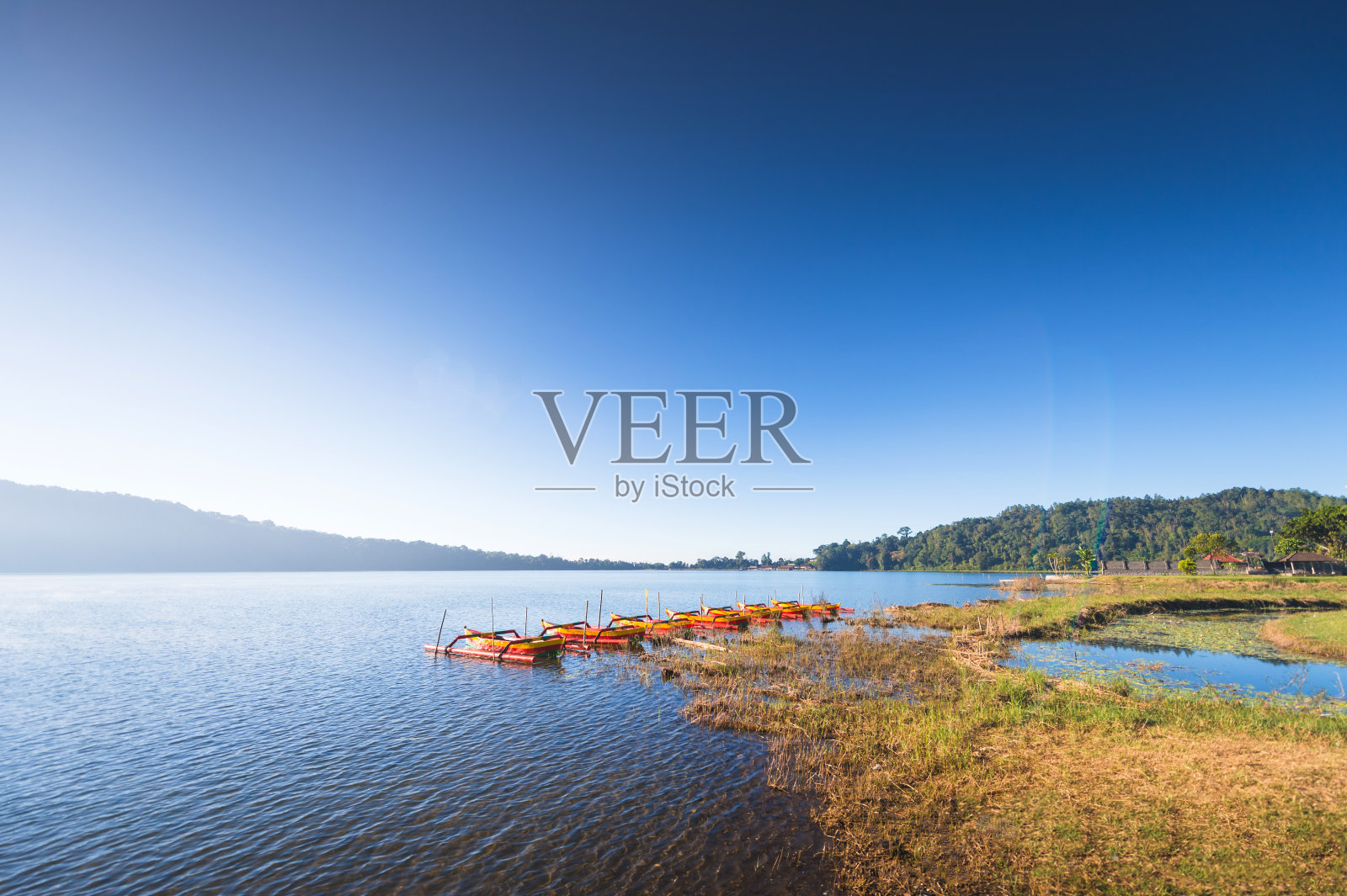 日出的早晨时间在自然景观热带印度尼西亚，巴厘岛海。照片摄影图片