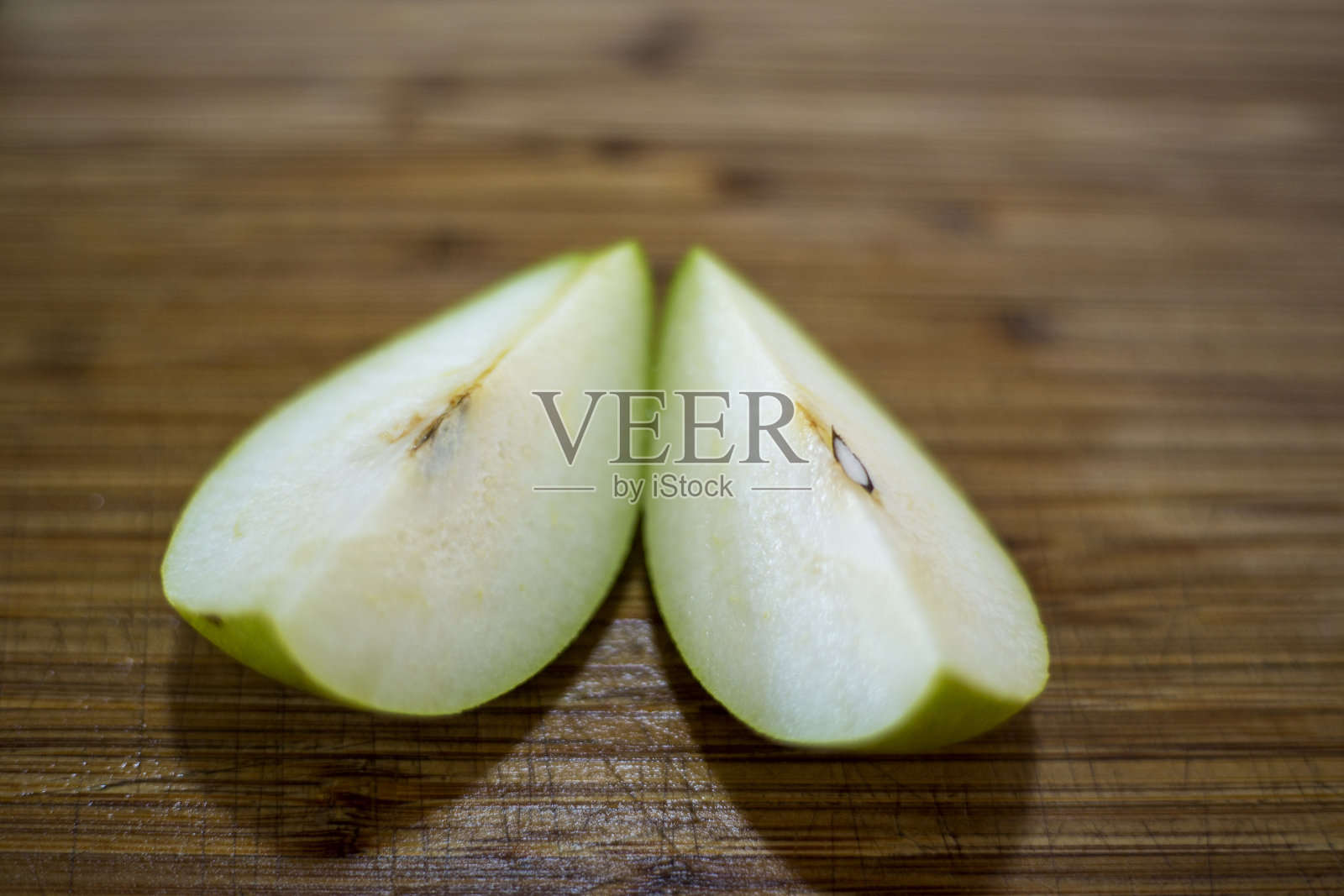 木桌上的梨照片摄影图片