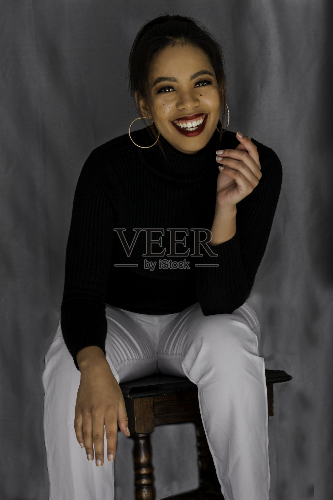 她的微笑点亮了整个房间照片摄影图片