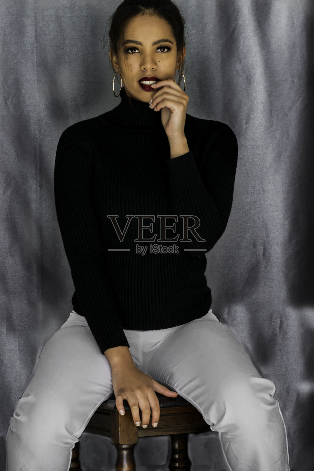 自信从她身上散发出来照片摄影图片