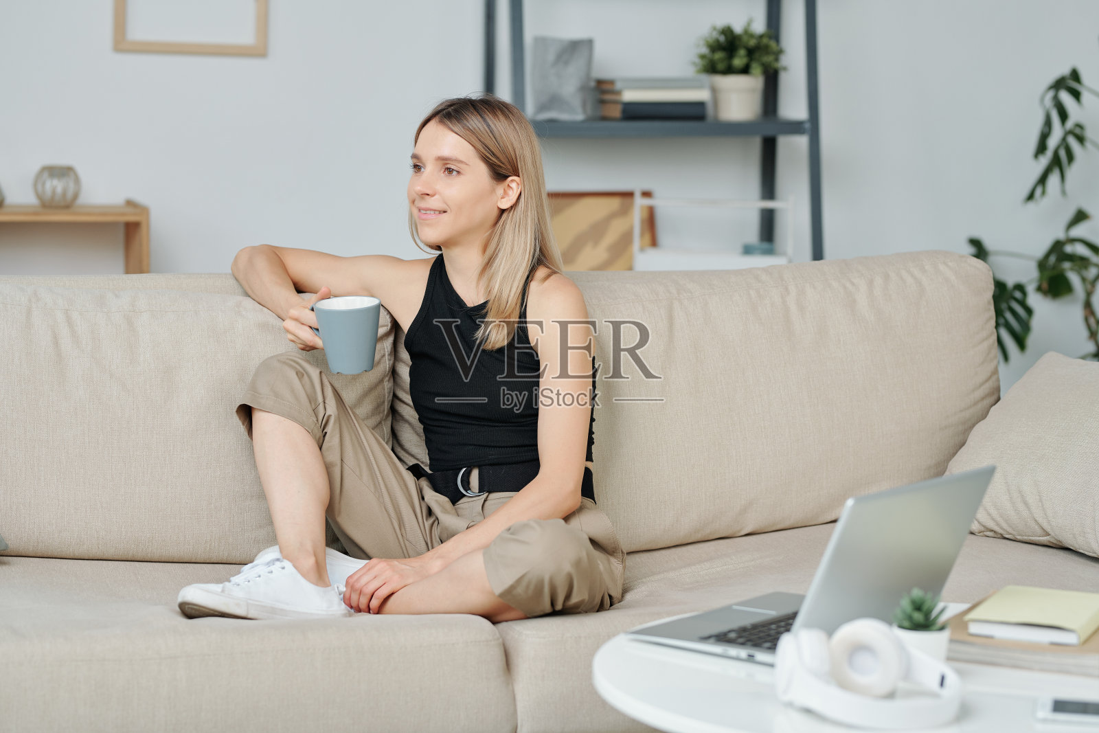 年轻放松的女人喝酒和白日梦而花时间在家里照片摄影图片