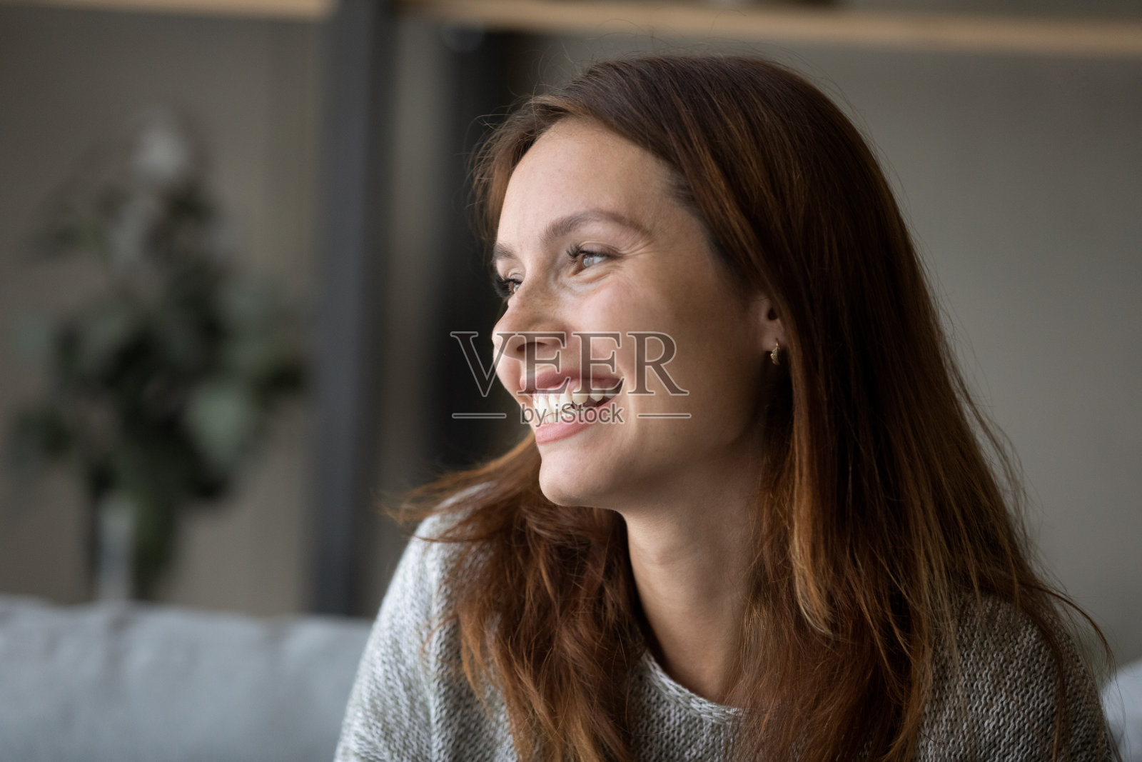 快乐的年轻女子遥望远方，思索着梦想照片摄影图片