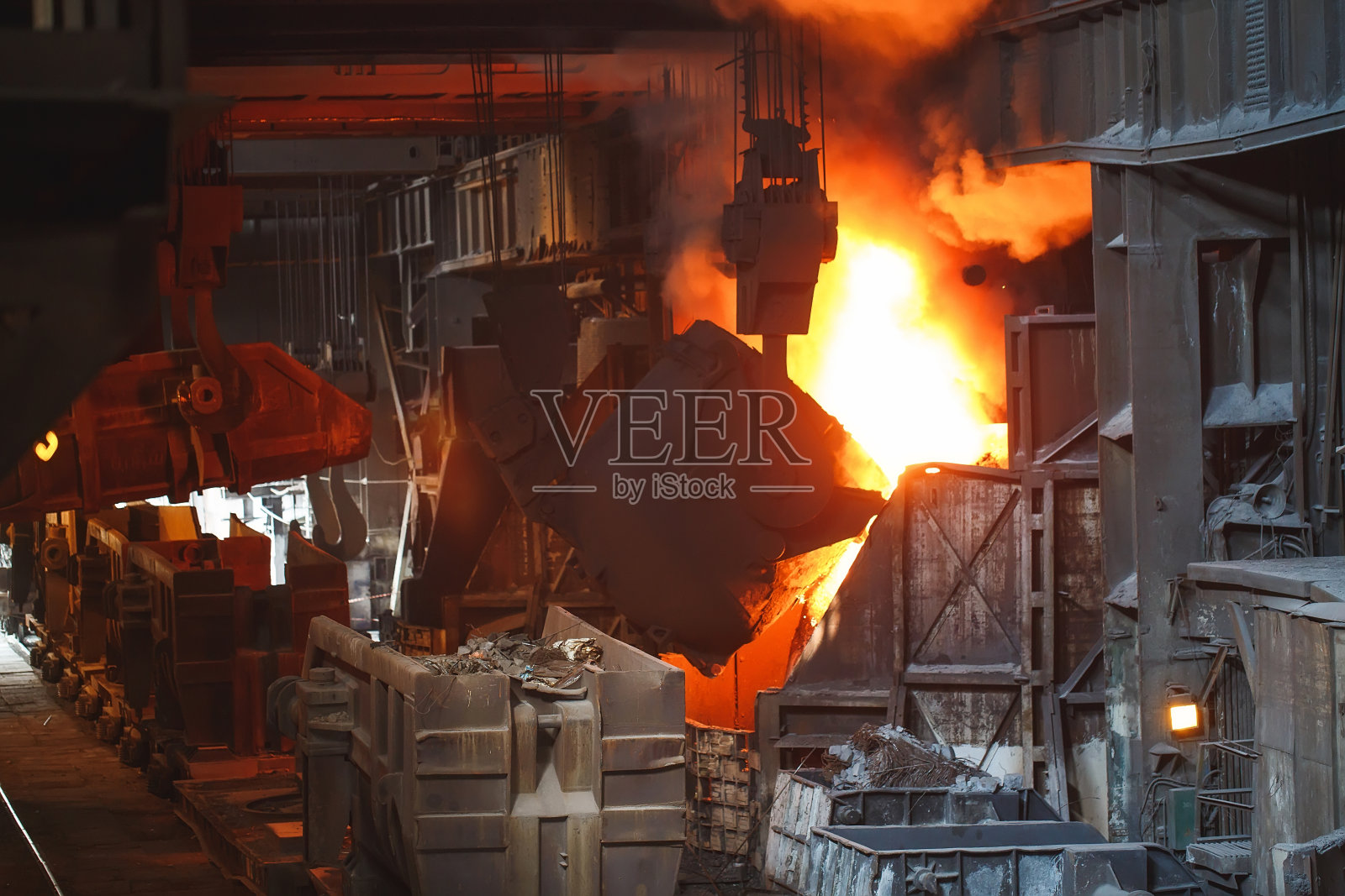 在工厂的铸造厂冶炼金属照片摄影图片