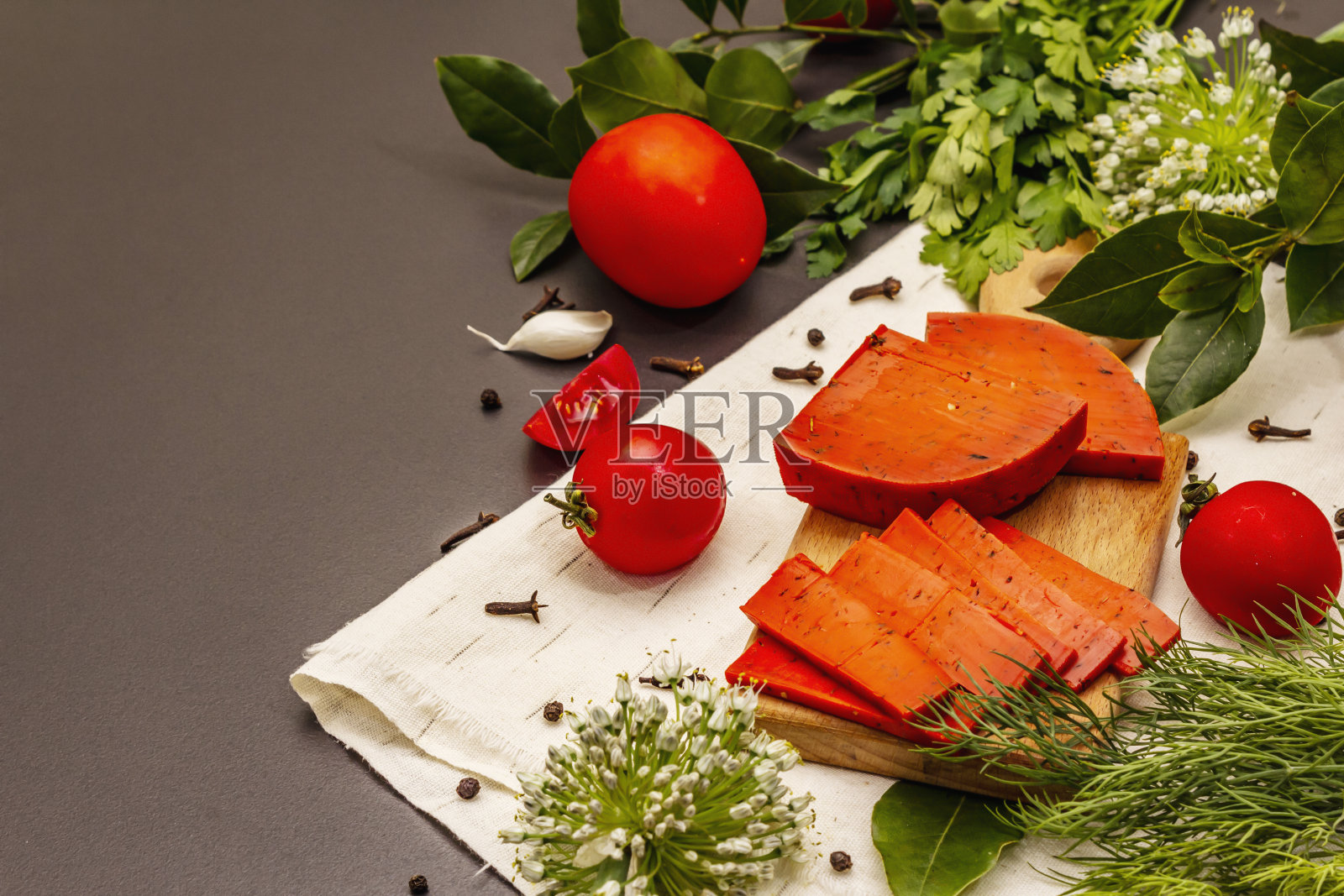 荷兰豪达香蒜酱红奶酪。成熟的西红柿，新鲜的香草，芳香的香料照片摄影图片