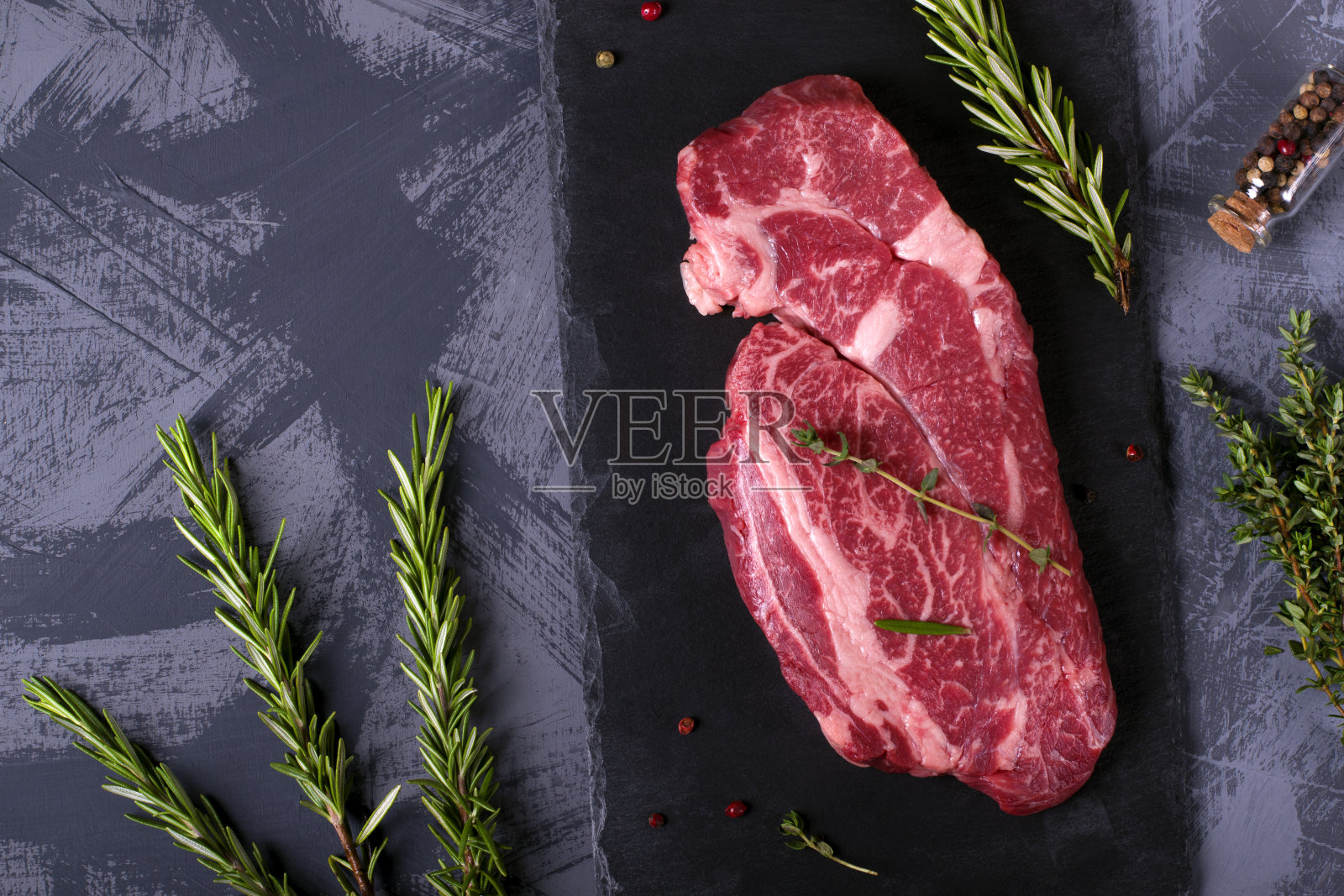 生大理石牛排，香草和香料照片摄影图片
