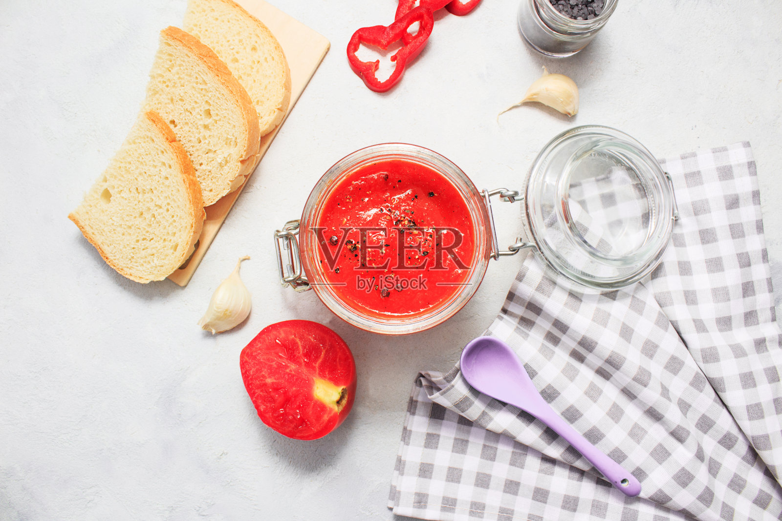 阿吉瓦，胡椒慕斯在一个罐子里，面包和勺子上的背景照片摄影图片