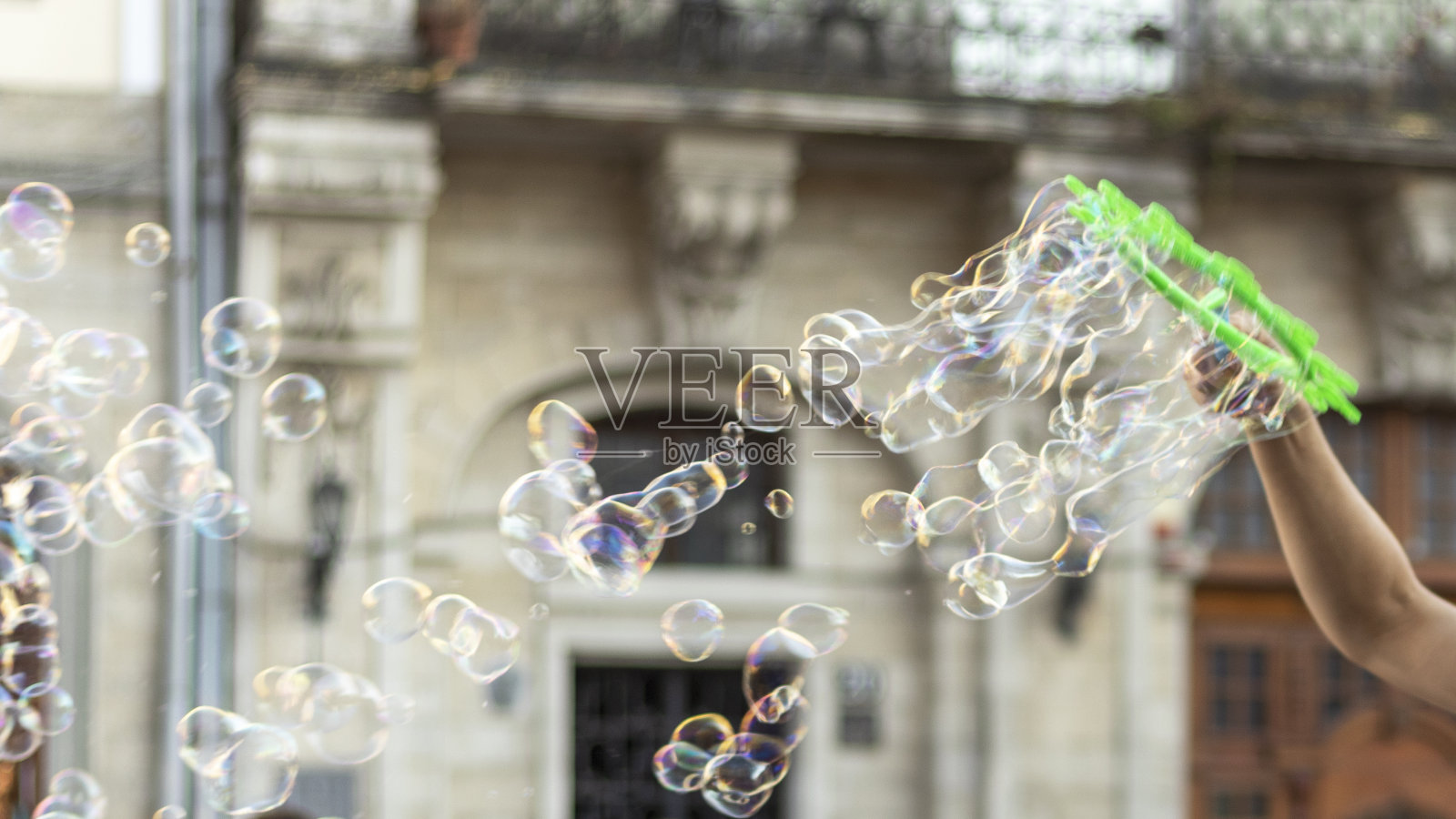 街头艺术家在做肥皂泡。照片摄影图片
