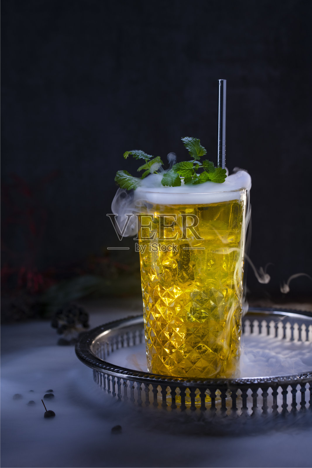 有雾的黄色鸡尾酒，魔法药水照片摄影图片