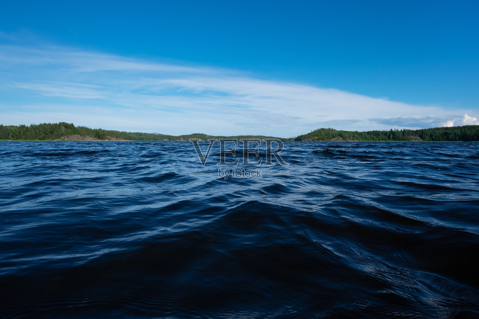 湛蓝的天空和湖面上的云朵照片摄影图片
