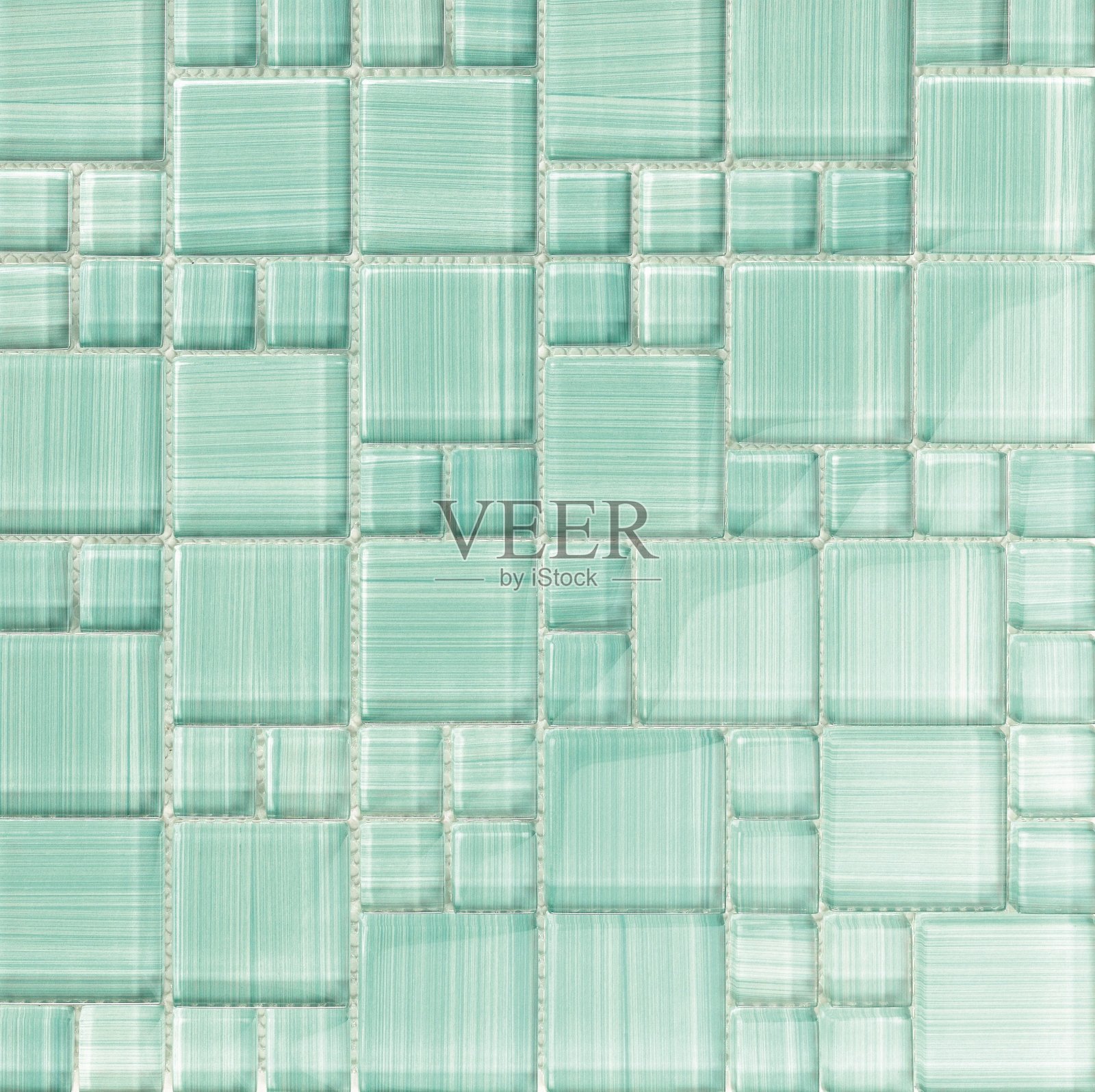 薄荷色马赛克玻璃瓷砖纹理与随机大小的部分，用于游泳池，墙壁，浴室，淋浴照片摄影图片