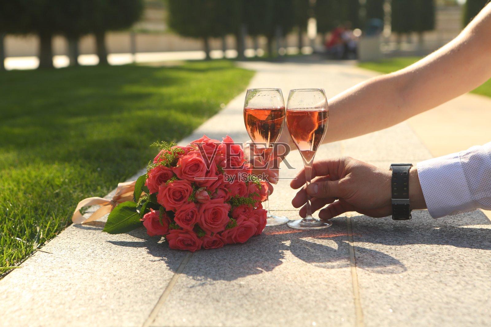 男手倒香槟照片摄影图片