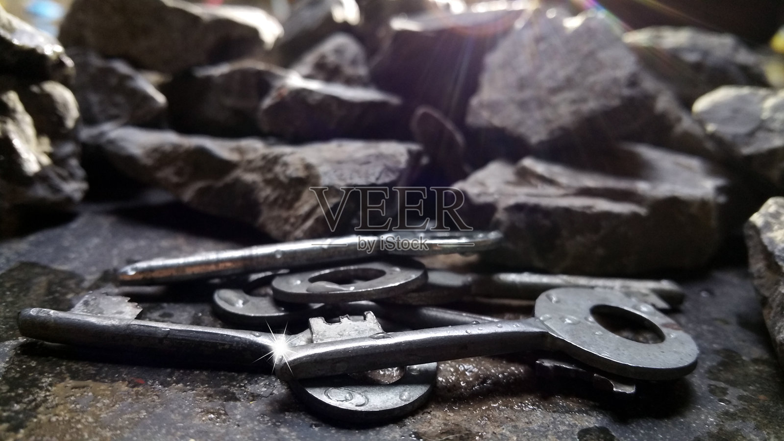 带有石质模糊背景的键具有阴影效果。带有石质模糊背景的键具有阴影效果。照片摄影图片