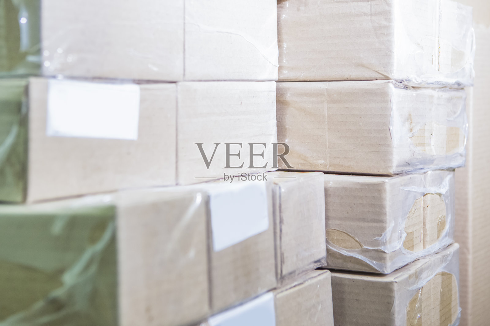 大量的包装盒用塑料袋密封。水平的形象照片摄影图片