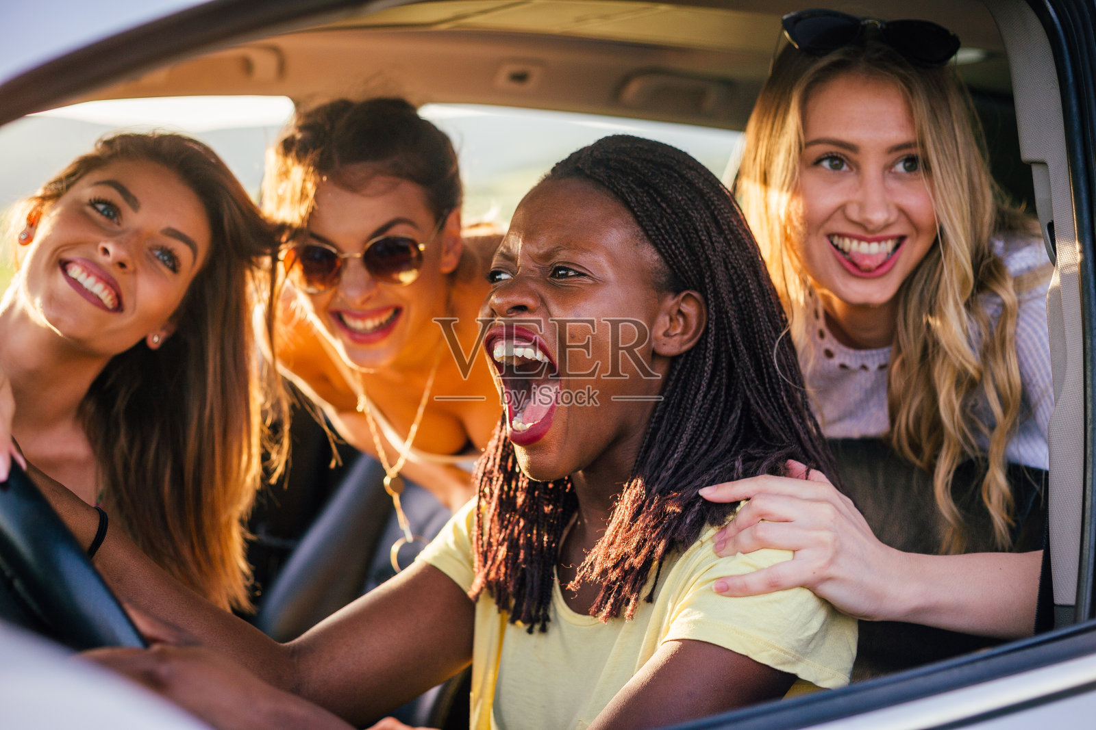 一个疯狂的骑照片摄影图片