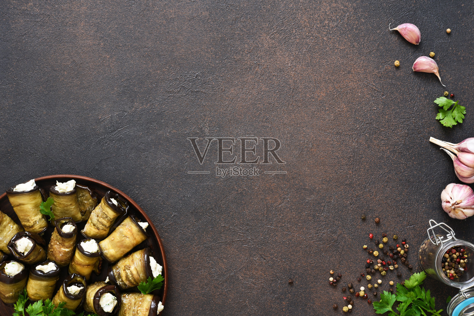 烤茄子和奶酪在混凝土背景。从以上观点。照片摄影图片