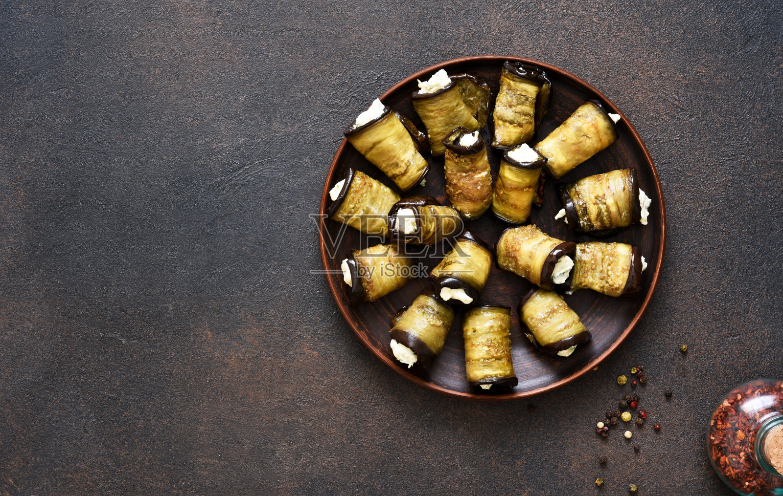 烤茄子和奶酪在混凝土背景。从以上观点。照片摄影图片