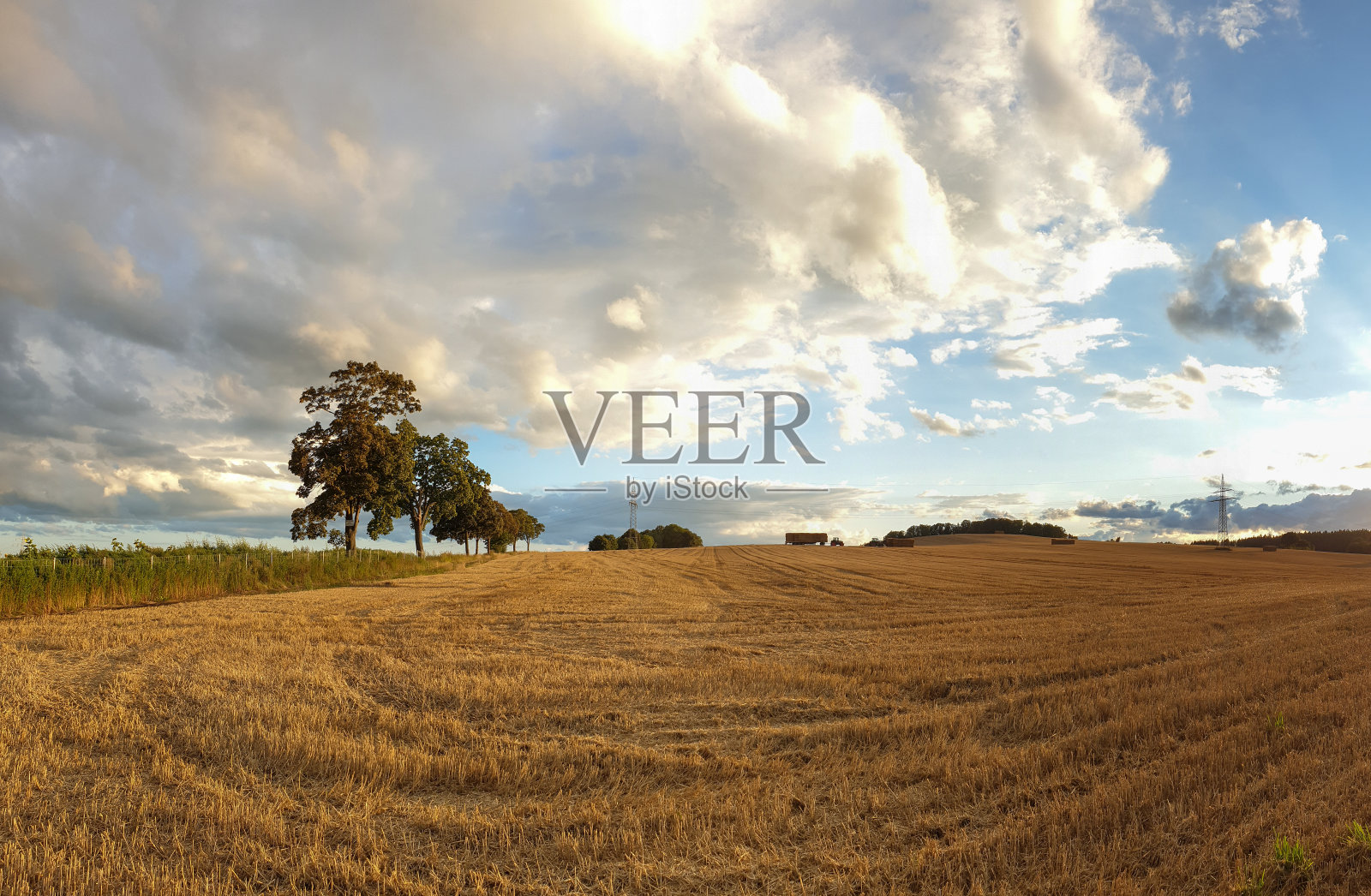 多云天空下的自然景观全景图照片摄影图片