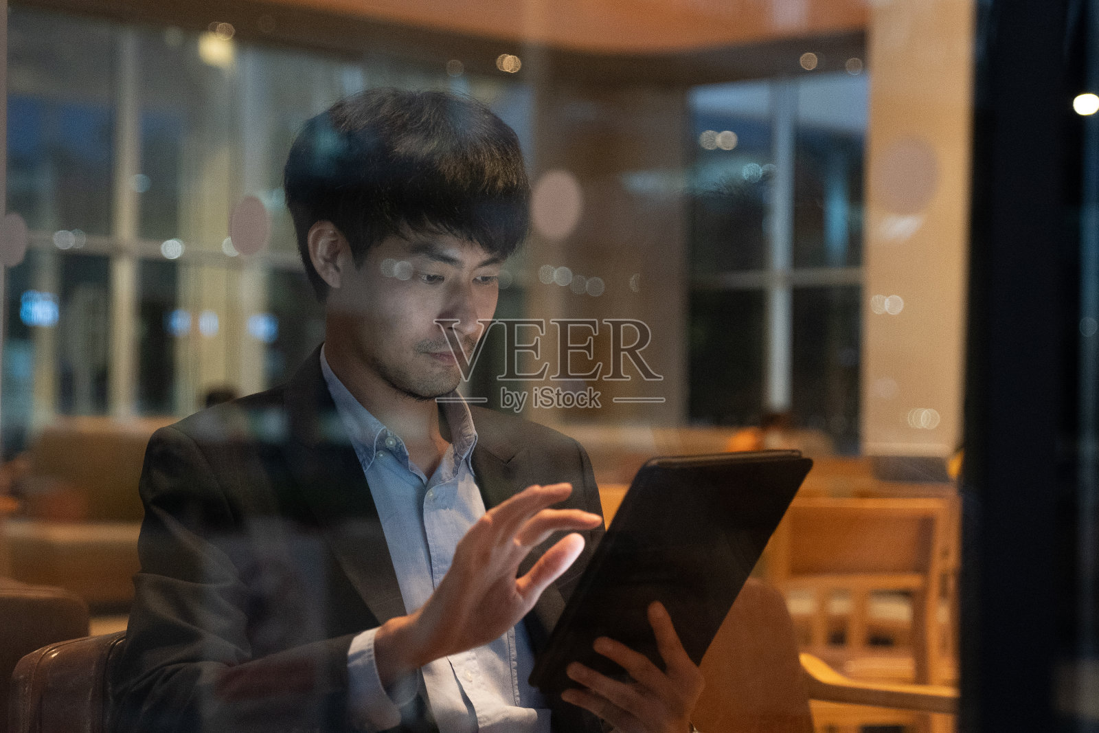 在咖啡馆喝咖啡工作的商人。照片摄影图片