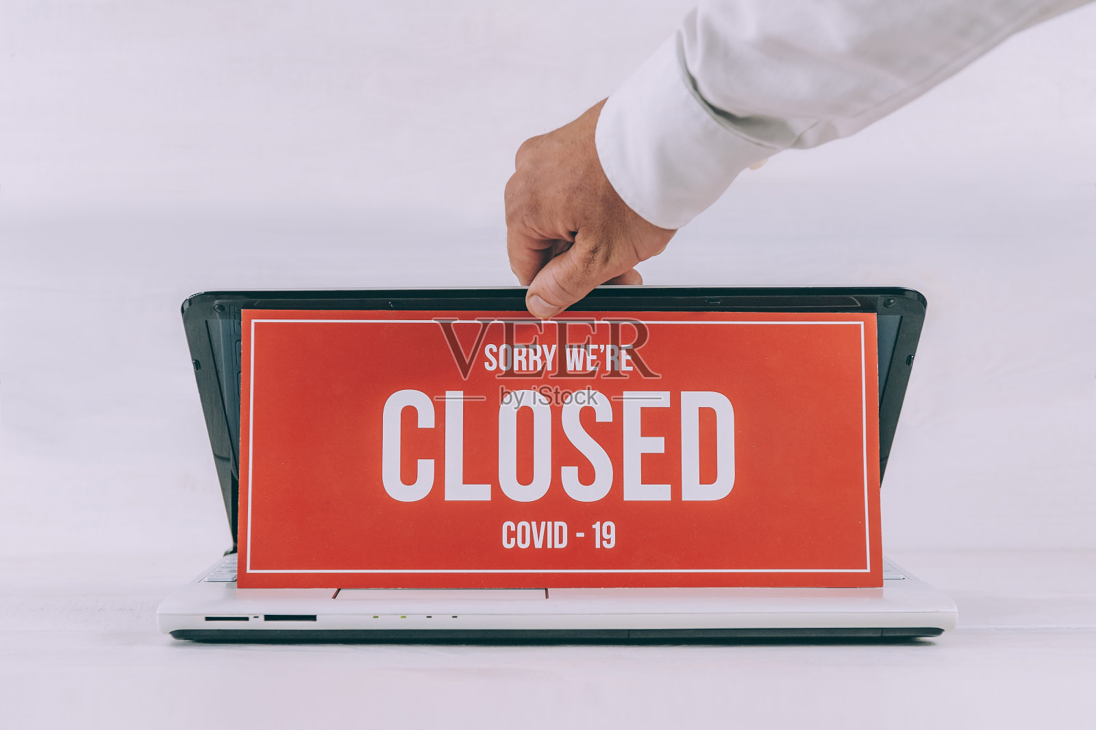 关于网上商务主题的概念。笔记本上有题词的标志。抱歉，我们已经关门了。照片摄影图片