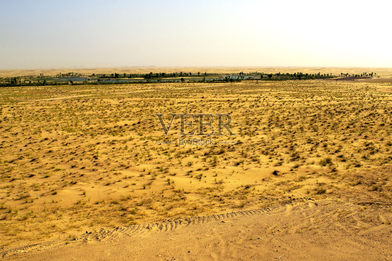 阿联酋阿拉伯沙漠中的世博人工湖照片摄影图片