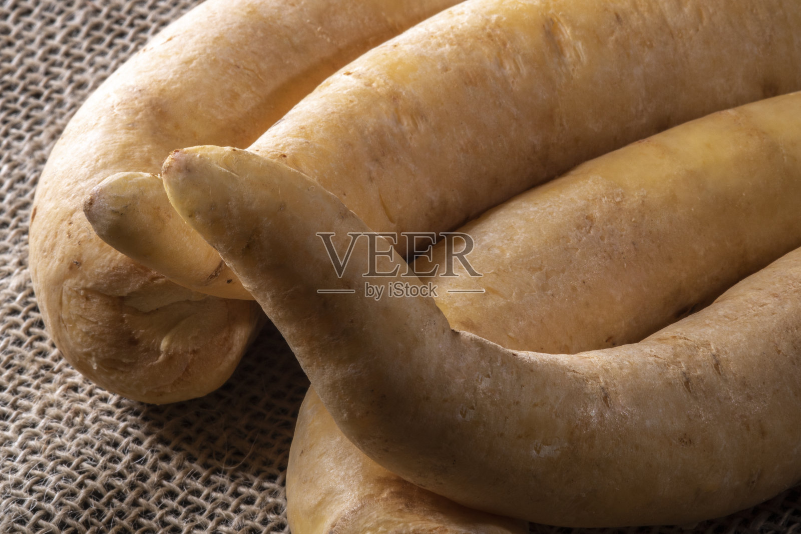 黄麻背景上的土豆巴罗亚或mandiquinha，在巴西的工作室拍摄照片摄影图片