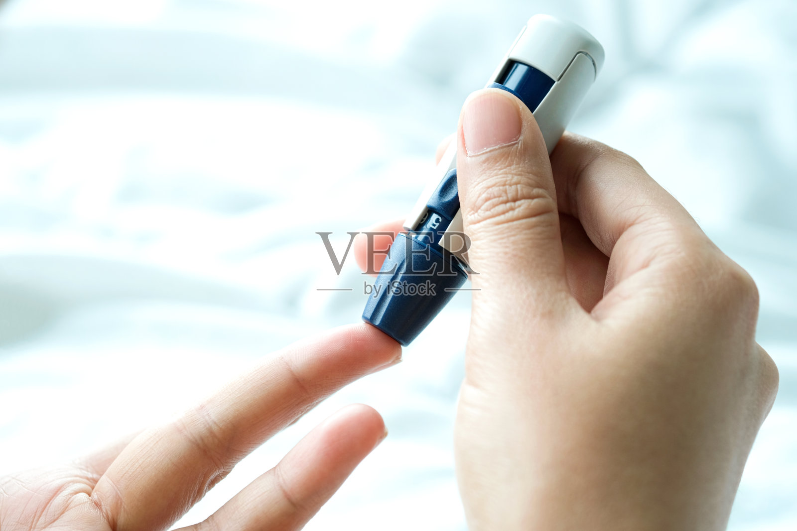 手用数字压力表检查人们的糖尿病和高血糖监测器。医疗保健概念照片摄影图片