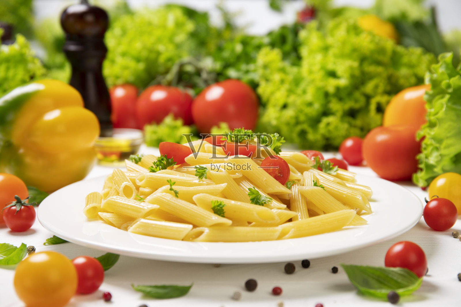 一盘意大利面食，加番茄和罗勒的通心粉照片摄影图片