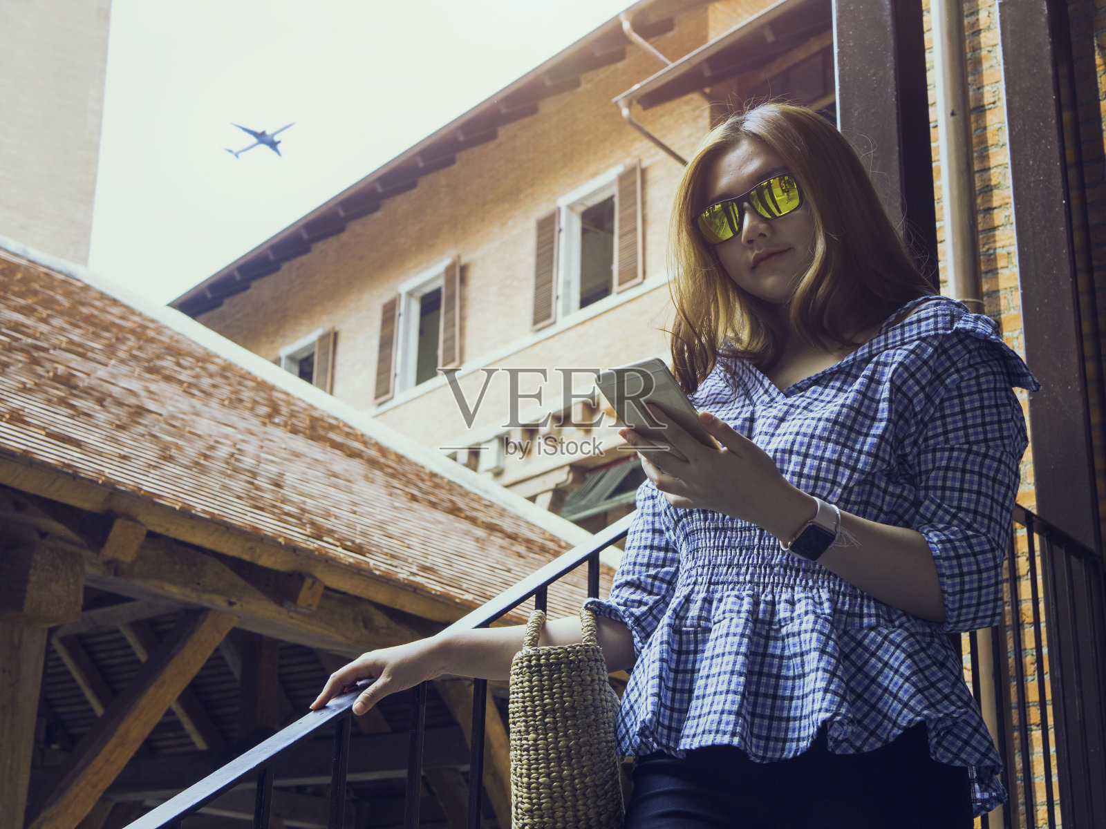 亚洲女性拿着许多购物袋看起来很开心照片摄影图片