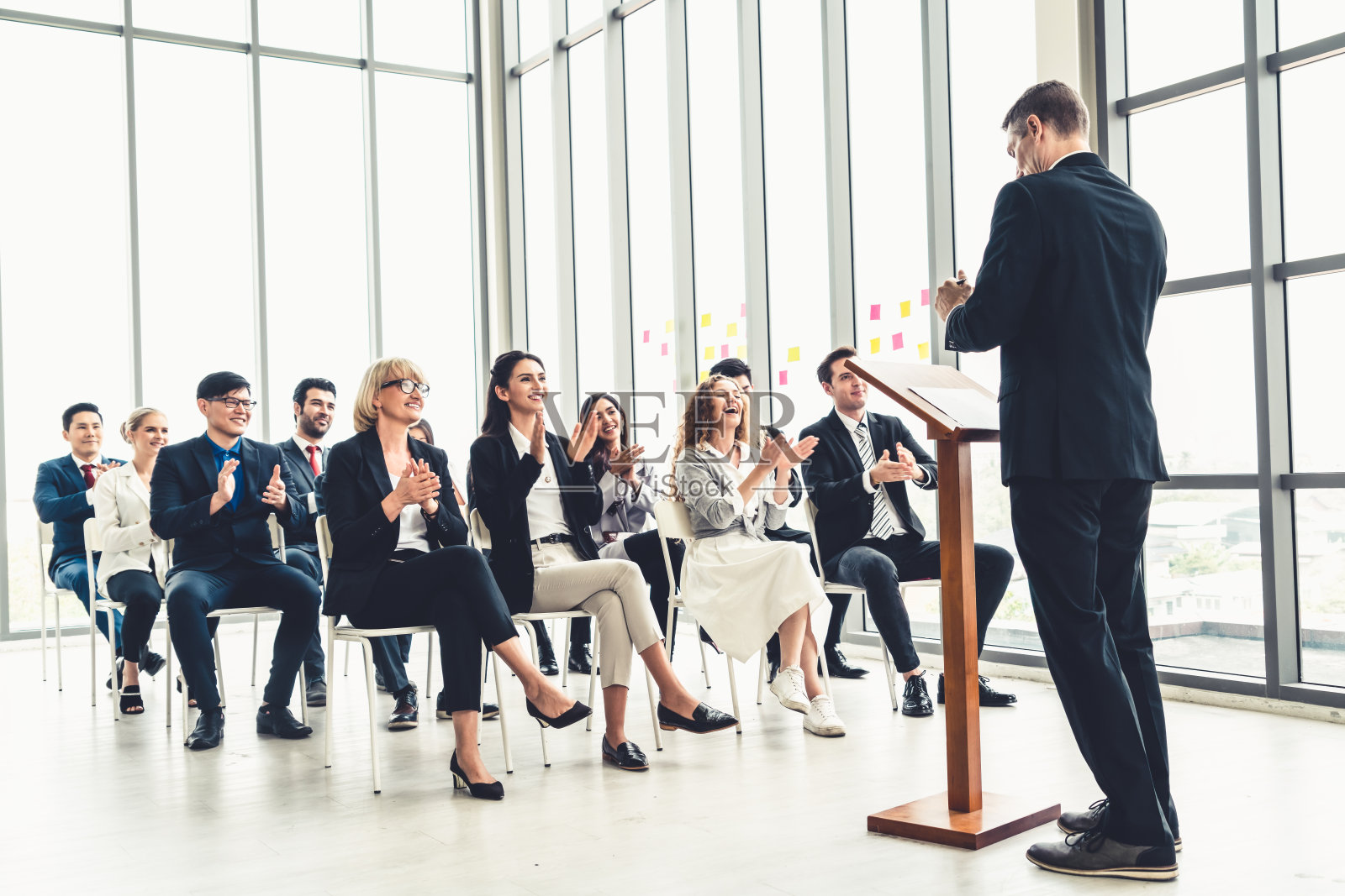 在研讨会上开会的一群商务人士照片摄影图片