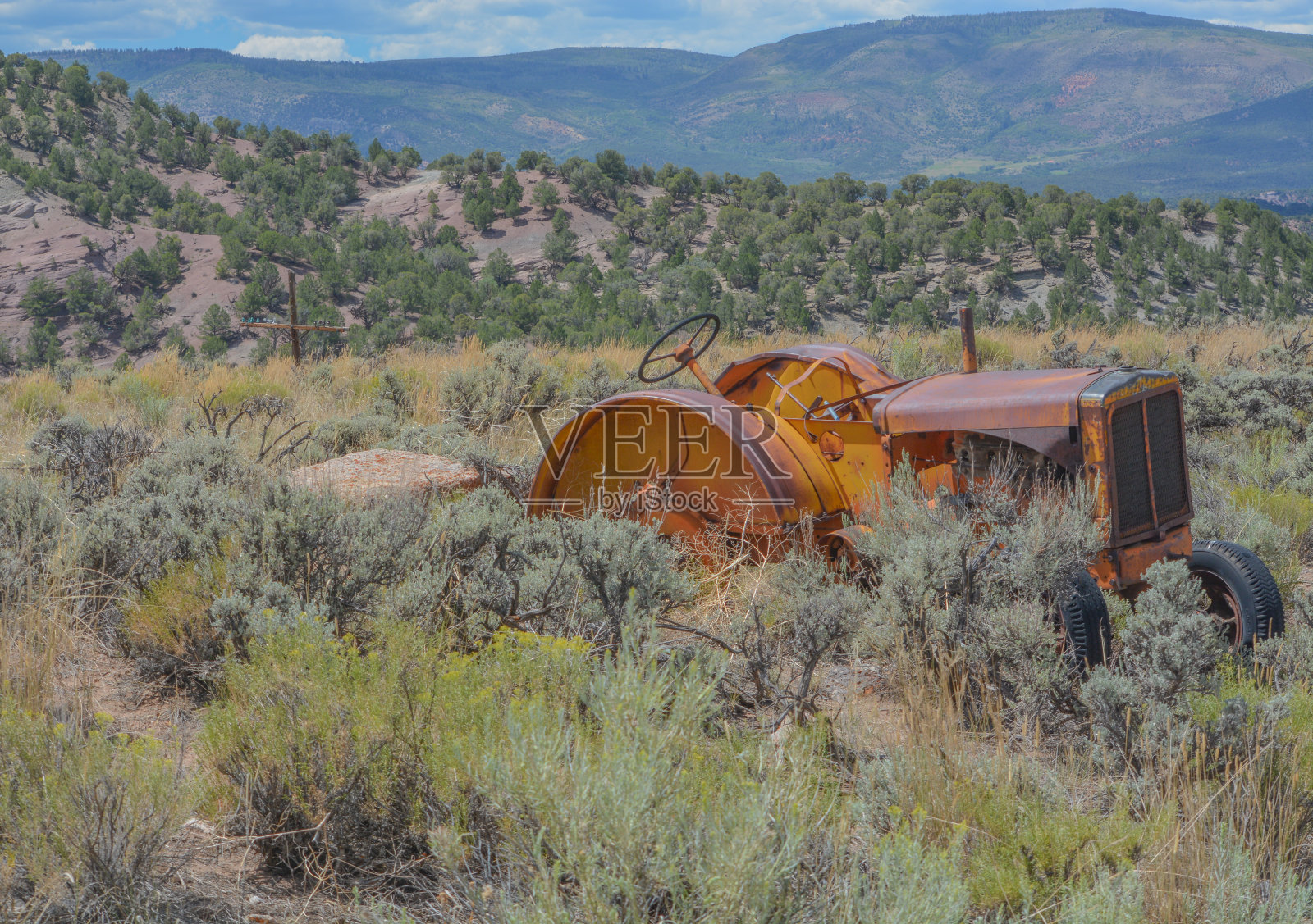 废弃的老式拖拉机在科罗拉多州的乡村照片摄影图片