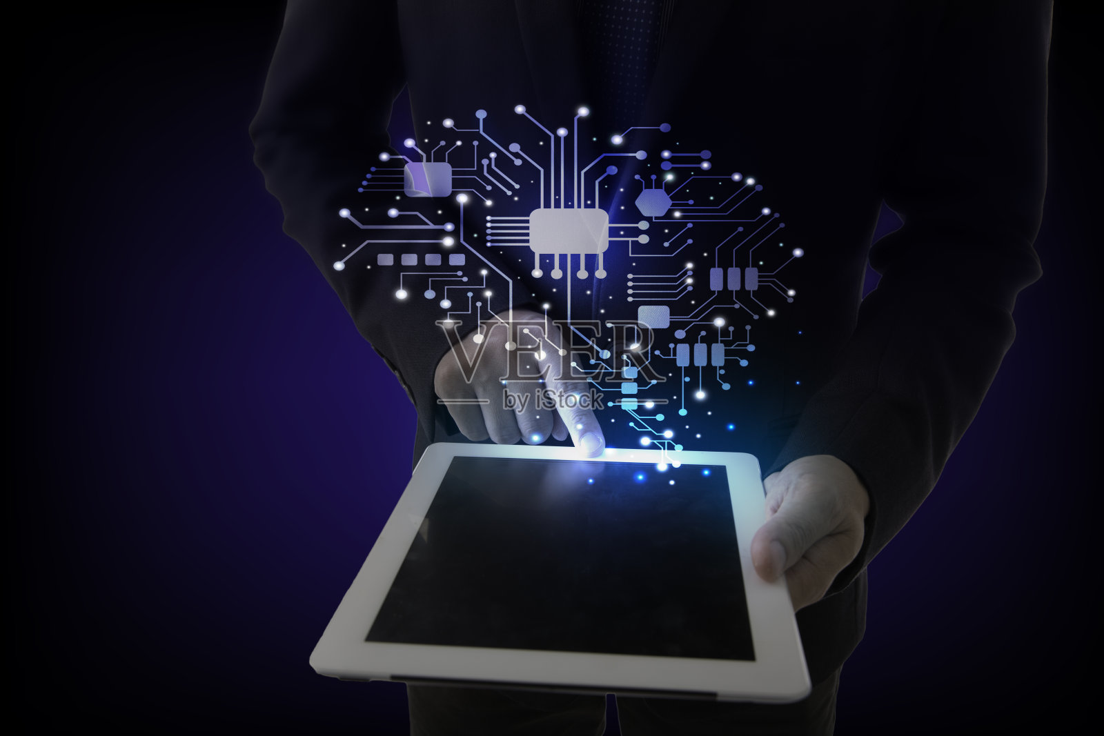 商人用数字人脑接口连接数字平板电脑，人工智能全息图概念照片摄影图片