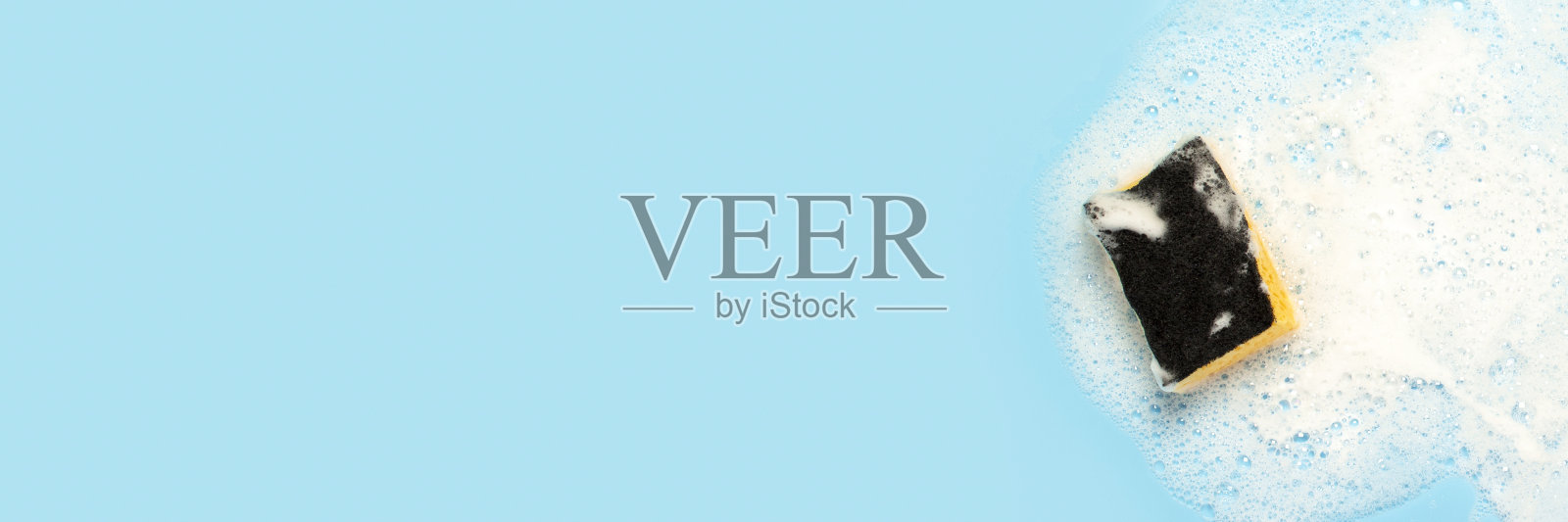 蓝色背景上的肥皂泡沫和清洁海绵。保洁理念，保洁服务。横幅。平躺，俯视图照片摄影图片