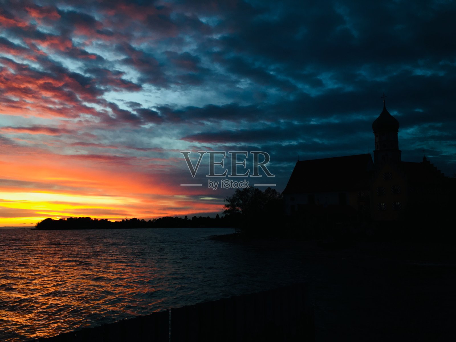 瓦瑟堡是位于康斯坦茨湖畔的三个巴伐利亚自治市之一。这是一个著名的度假胜地，人们追求的是据说健康的自然氛围。照片摄影图片