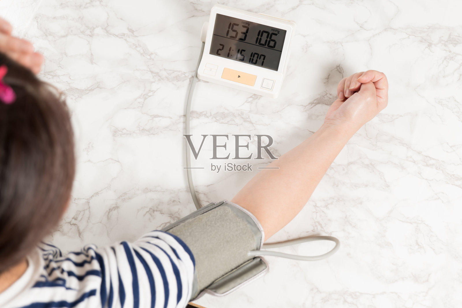 一名中年妇女惊讶地发现自己有高血压照片摄影图片