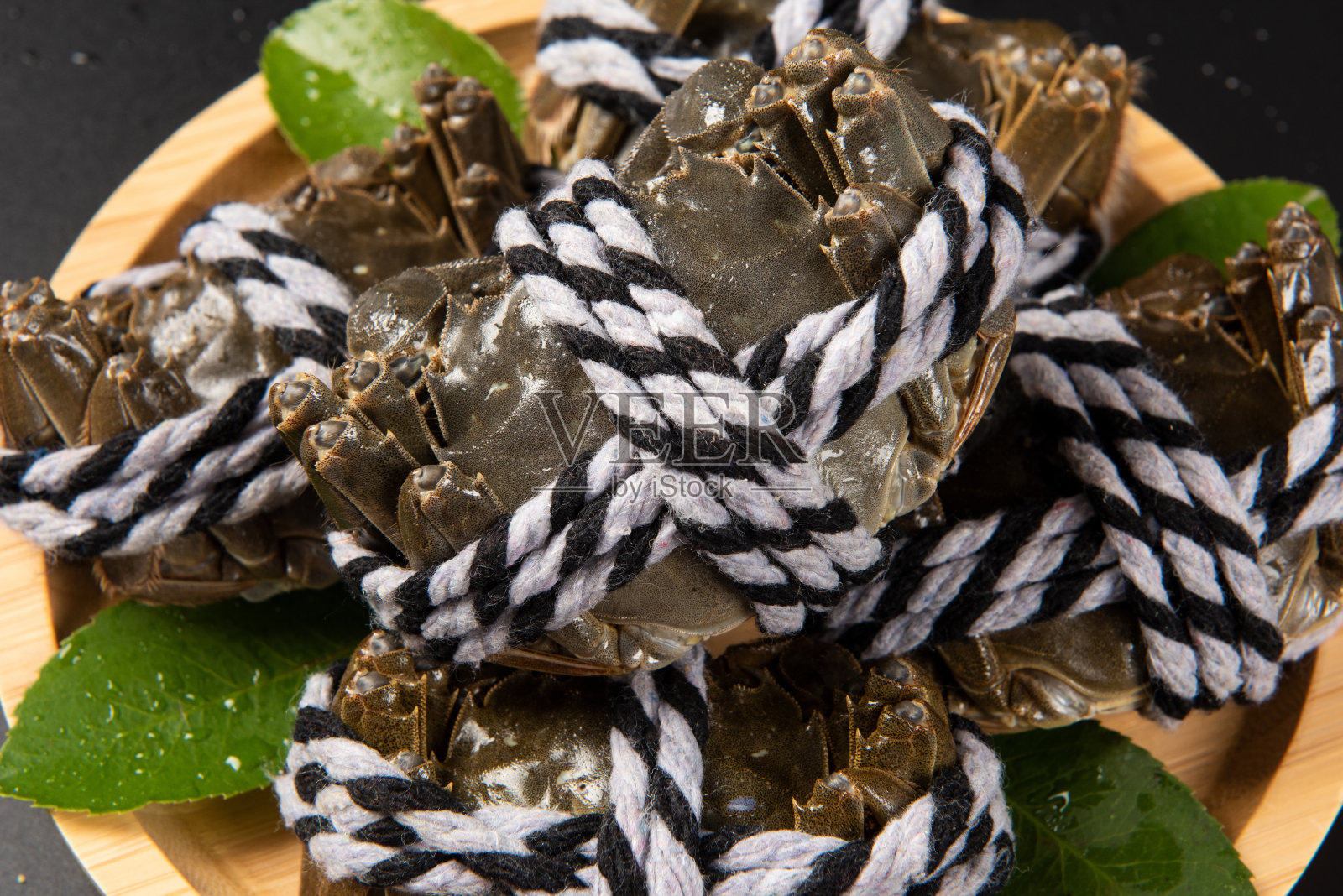 生中华绒螯蟹，黑色背景上的上海大闸蟹。照片摄影图片