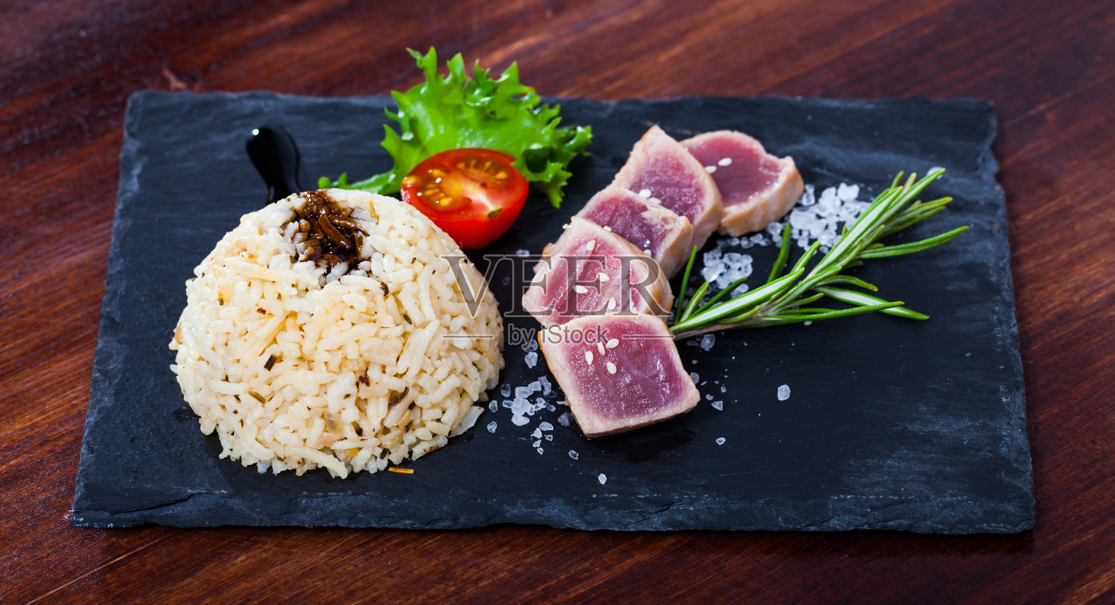 美味的金枪鱼炒饭，配青菜和番茄照片摄影图片