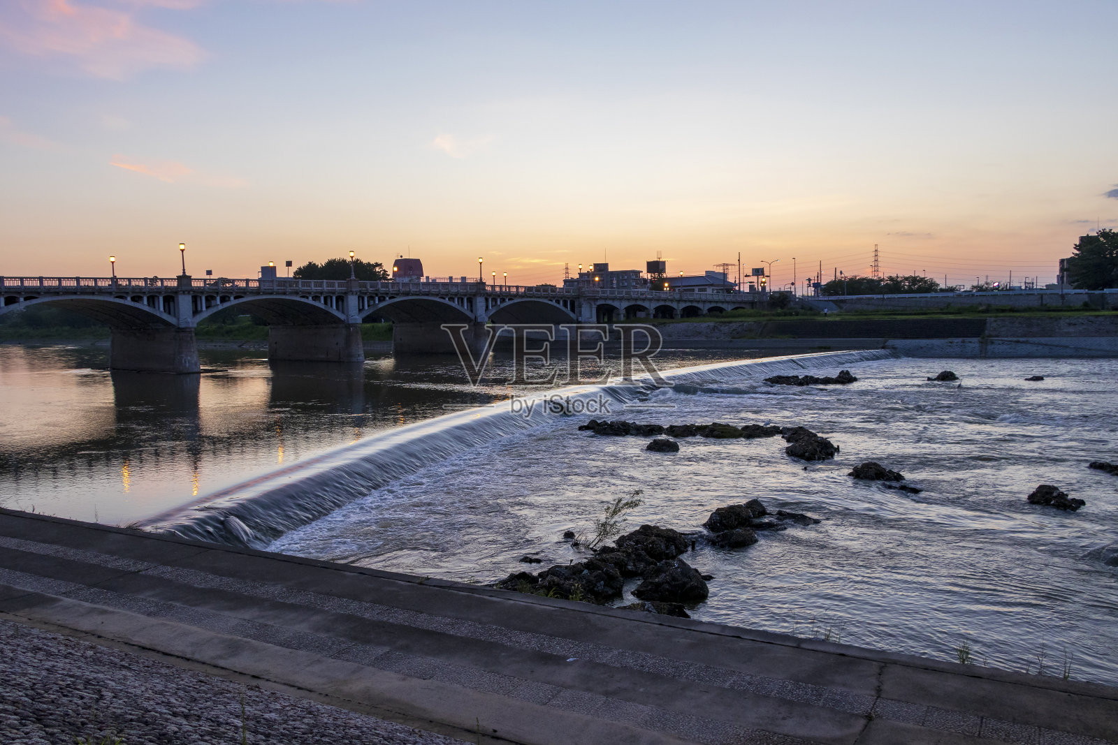 河和桥在清晨照片摄影图片