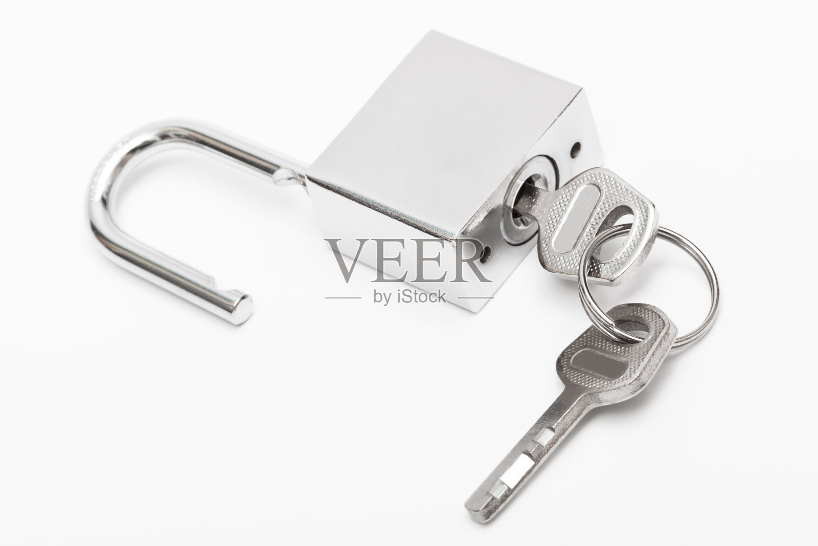 现代挂锁与钥匙在一个白色的背景照片摄影图片