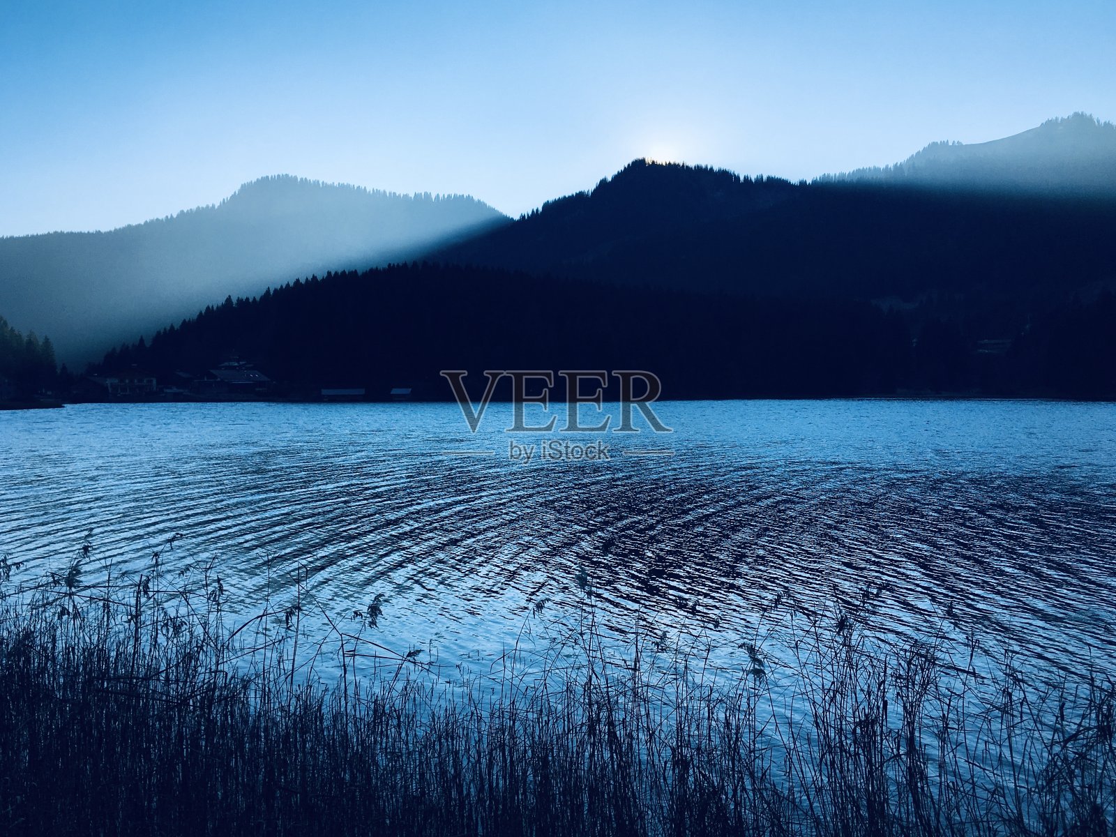 斯皮津湖是德国巴伐利亚的一个湖。海拔1084米，表面积为28.3公顷(70英亩)。照片摄影图片