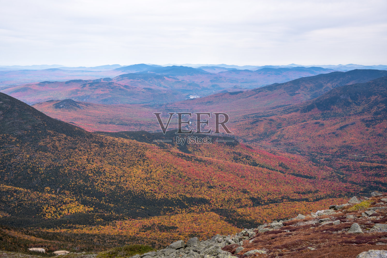在秋天，俯瞰雄伟的山林景观照片摄影图片