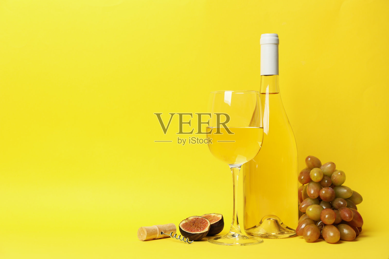 以黄色为背景的葡萄酒和水果照片摄影图片