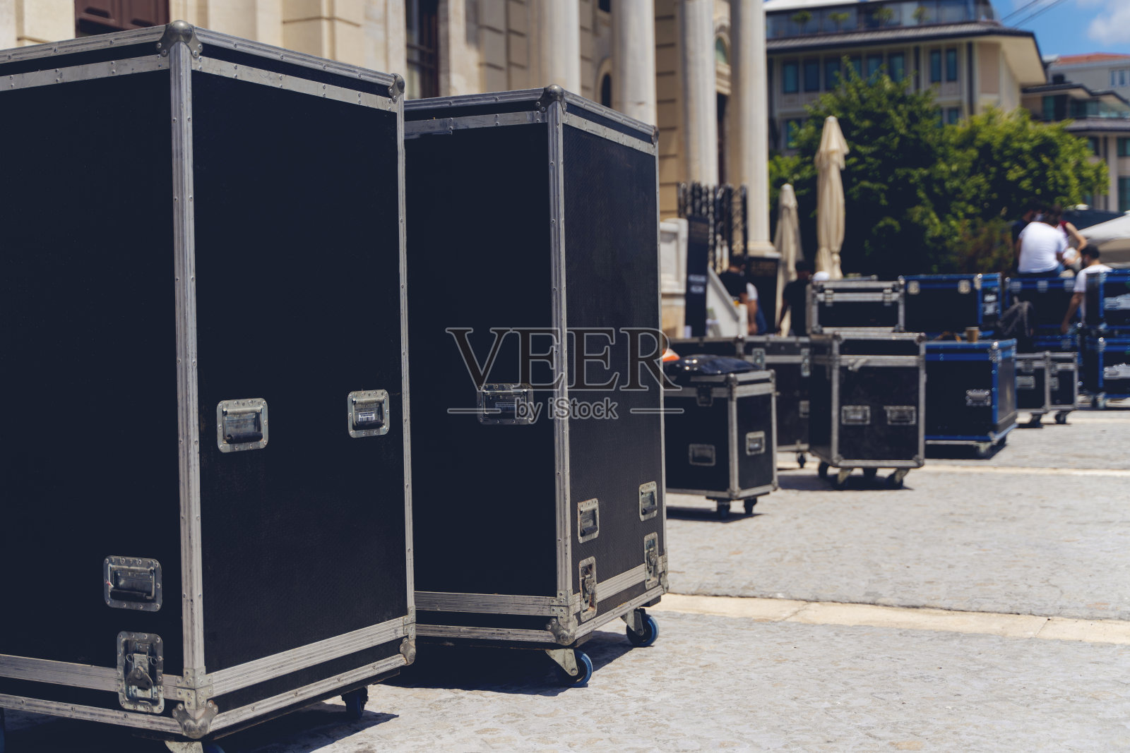 用木头和旧砖砌成的盒子是音乐会的舞台设备照片摄影图片