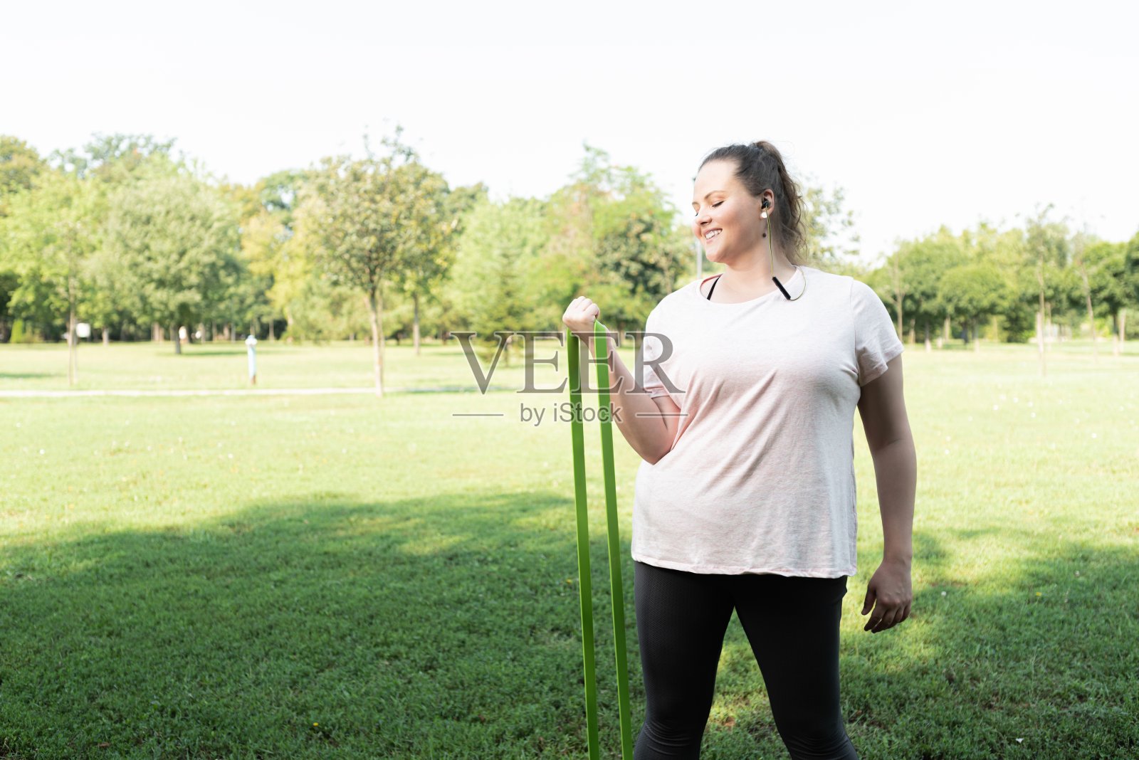 胖女人和抵抗乐队一起在公园里听音乐照片摄影图片