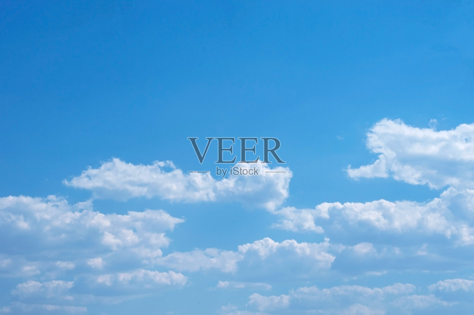 令人惊叹的夏日天空全景。美丽的背景与纹理云，插入文字的能力照片摄影图片