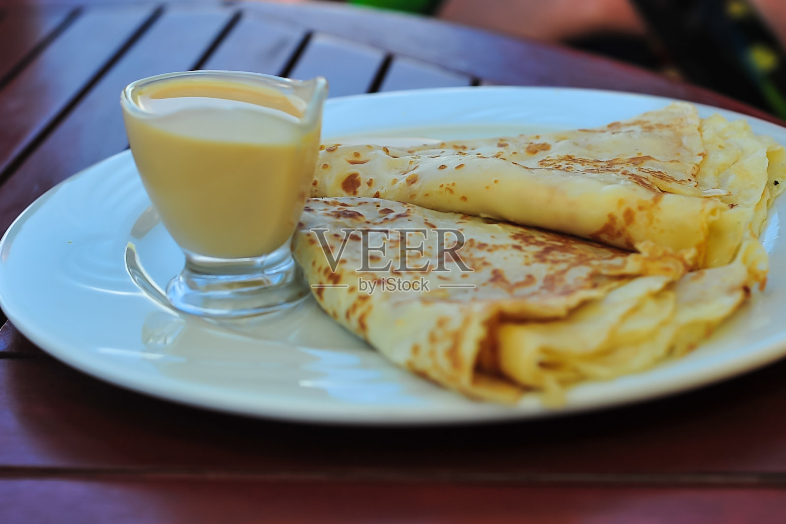 用炼乳折成三角形的自制薄饼照片摄影图片